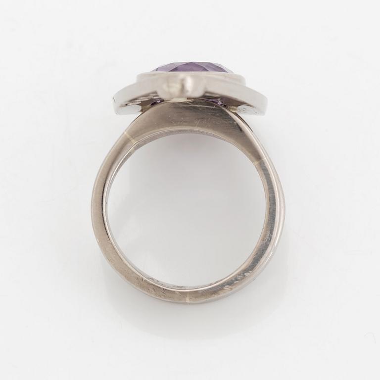 An 18K white gold ring set with a faceted amethyst weight ca 6.00 cts.