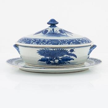 A Chinese blue and white tureen, early 20th Century.
