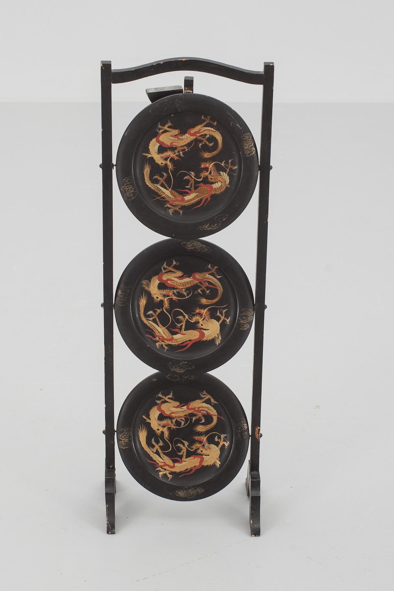 CAKESTAND, kinesiserande. 1900-tal.