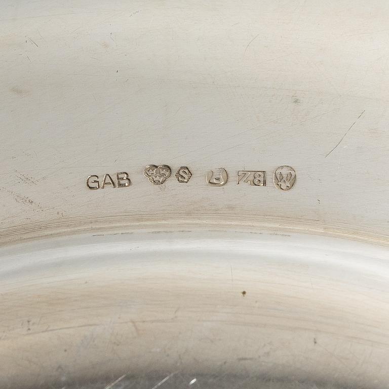 6 plates and 6 side plates, silver, marks of GAB and Edlund's silverware factory, Stockholm 1946 and 1974 (12).