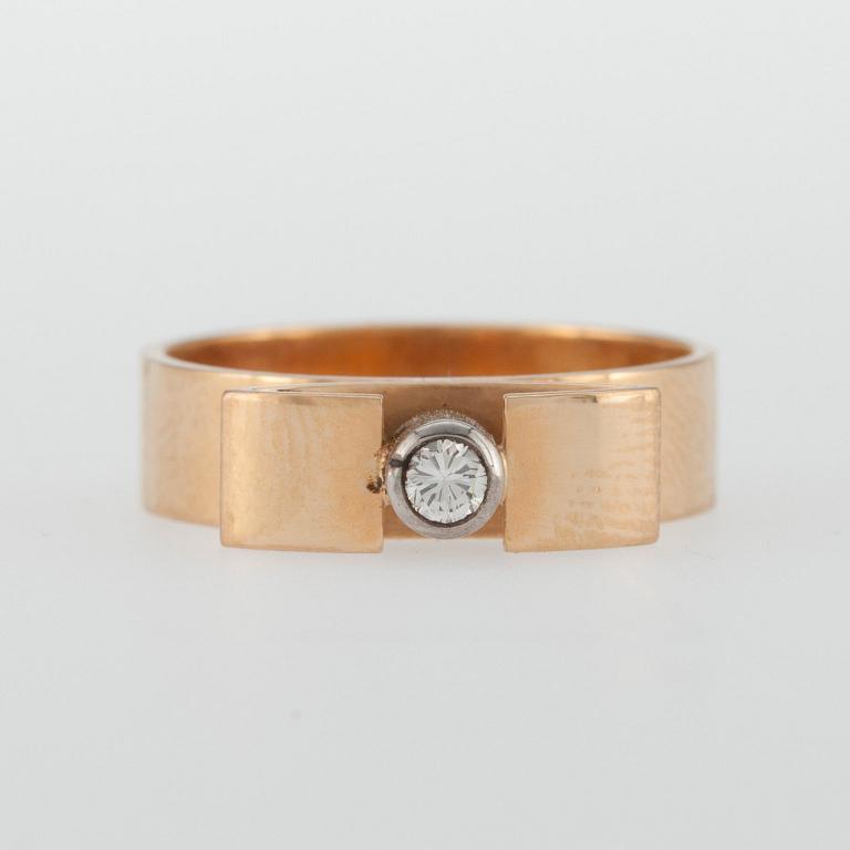 Elis Kauppi, RING, 14K guld, diamant 0,10 ct, Kupittaan Kulta 1963. Vikt 4,9 g.