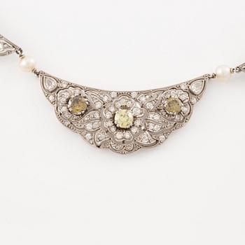 Necklace of platinum with diamonds and pearls.