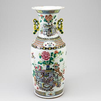 A Chinese porcelain vase, late Qing dynasty, circa 1900.