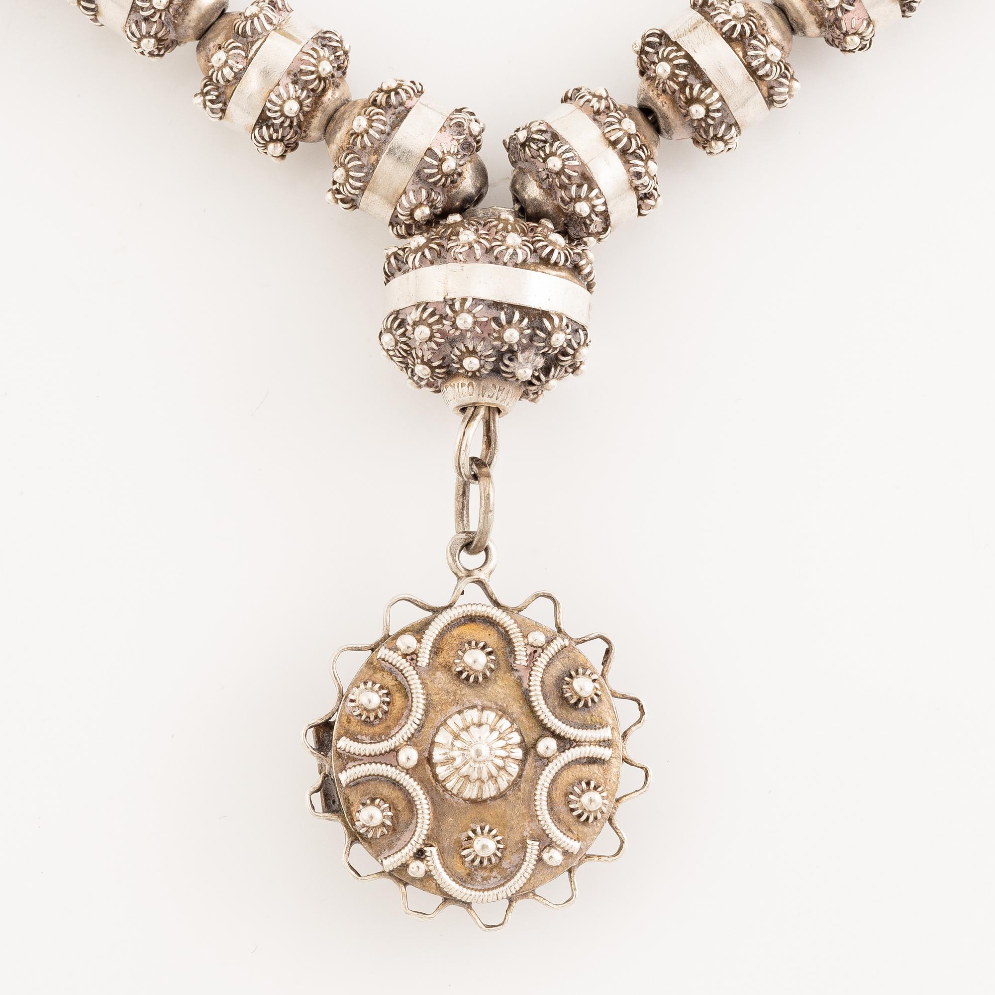 Collier med medljong samt armband silver, Mexiko.