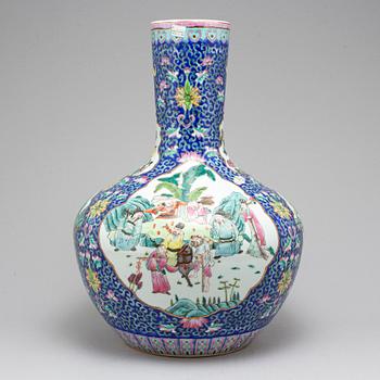 A large Chinese famille rose 'tianqiuping' vase, 20th century.