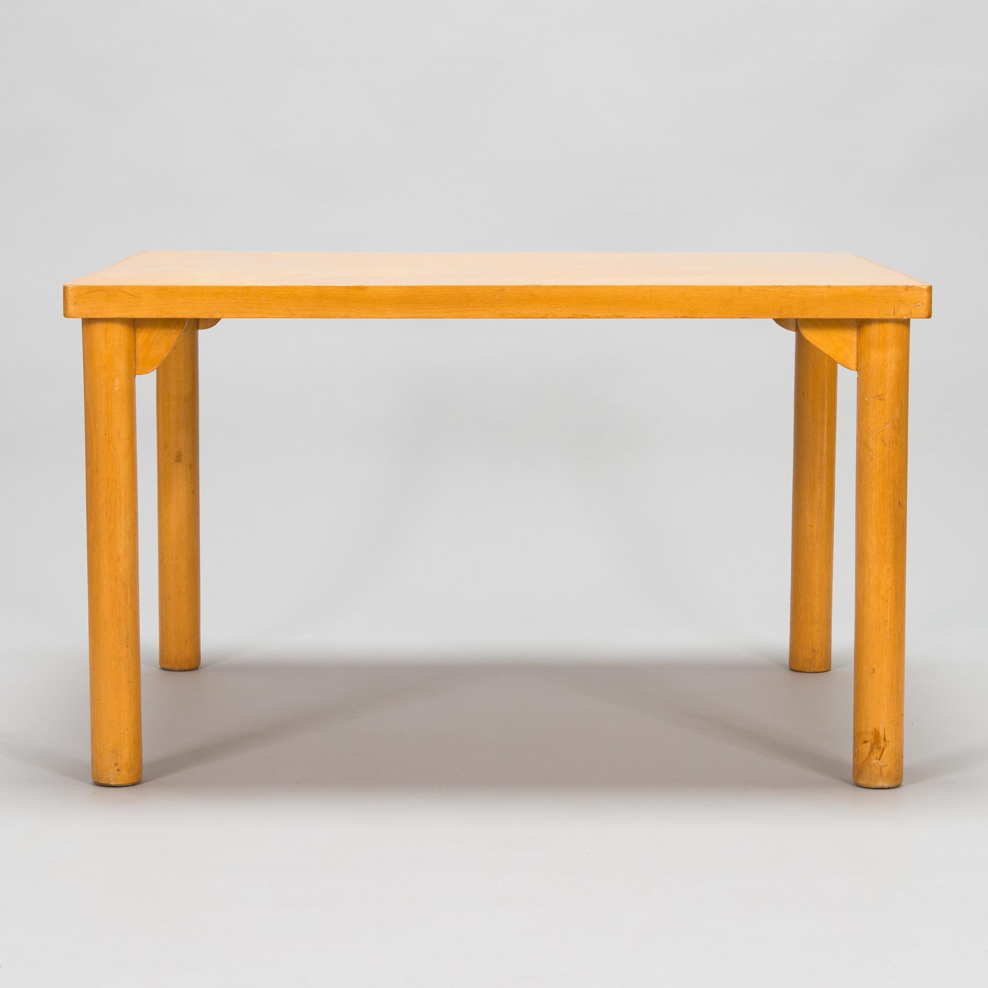 Aino Aalto, soffbord, modell 77 C för O.Y. Huonekalu- ja Rakennustyötehdas A.B. 1900-talets mitt.