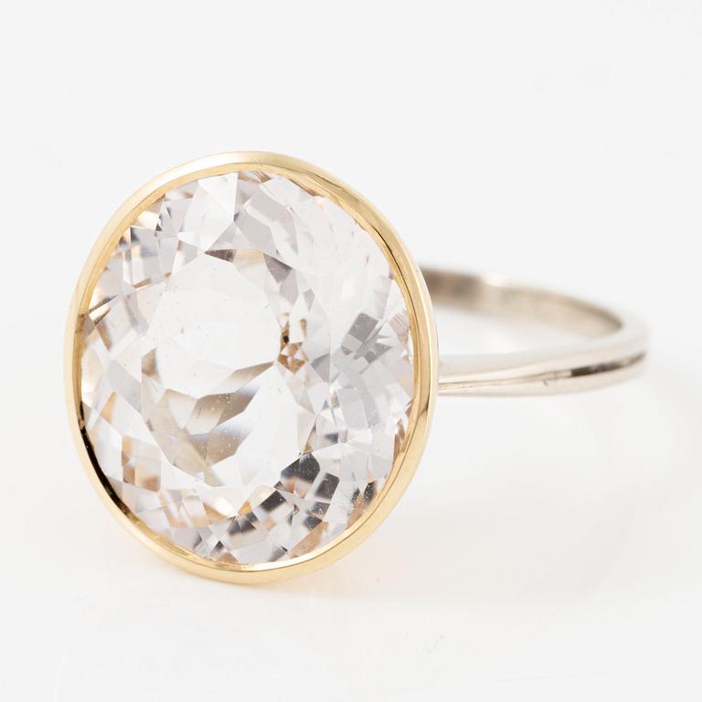 Ring, 18K gold with oval morganite 6.99 ct.