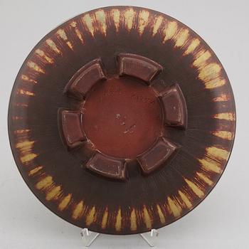 a stoneware footed "Farsta" dish, Gustavsberg studio, Sweden 1950.