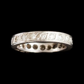 RING, 18k vitguld med briljantslipade diamanter, tot ca 0,40 ct. Malmö 1965. Vikt 4,6 g.