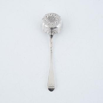 A Swedish 18th century Gustavian silver suger bowl with lid and a sprinkle spoon, marks of Erik Ernander, Uppsala 1790.