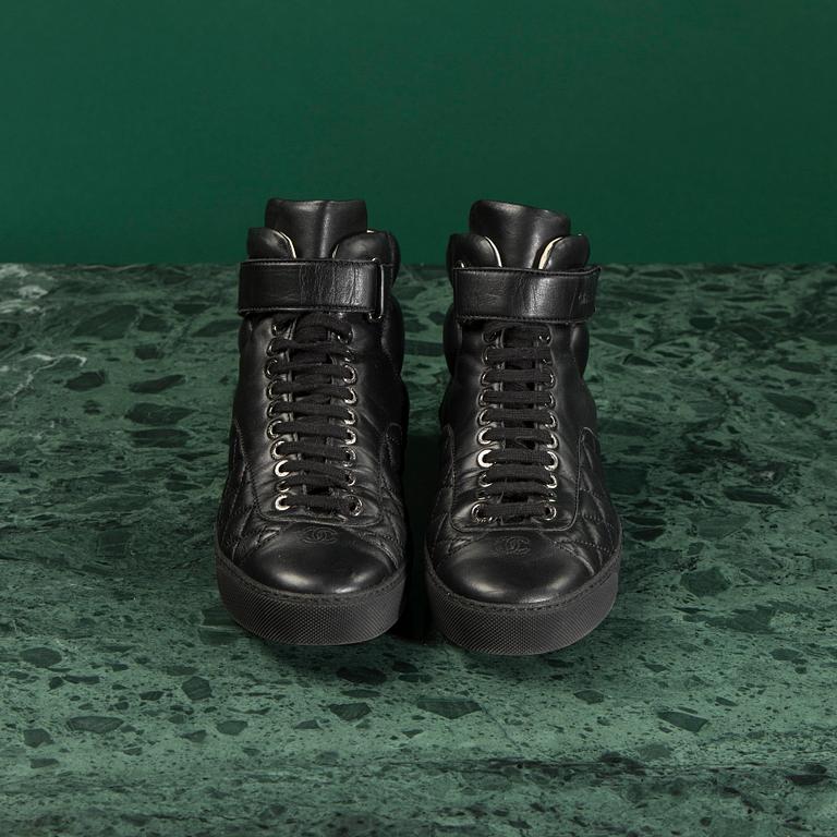 A pair of SNEAKERS by CHANEL, size 39.