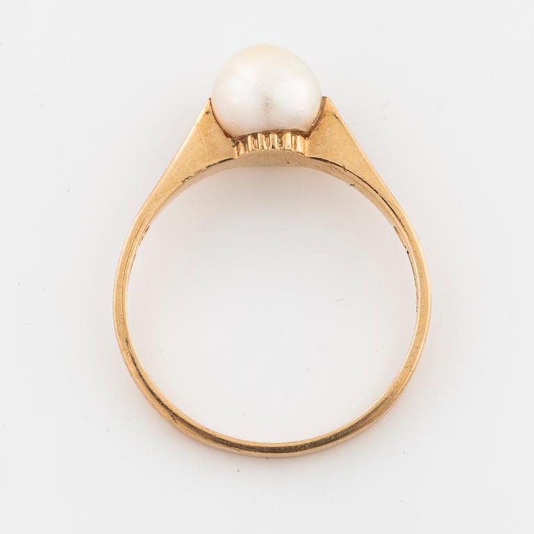 A cultured pearl ring by  Ceson, Göteborg, 1988.