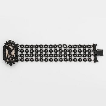 A Berlin iron and steel bracelet with a cameo. Berlin 1820-30.