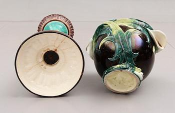 PIEDESTAL SAMT SNARLIKT YTTERFODER, majolika, Tyskland, omkring år 1900.