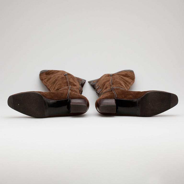 DALCO', a pair of brown suede boots.