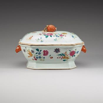 A famille rose tureen with cover, Qing dynasty, Qianlong (1736-1795).
