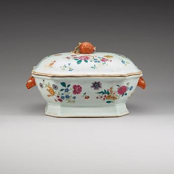 A famille rose tureen with cover, Qing dynasty, Qianlong (1736-1795).