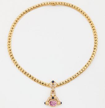 935. A Cartier necklace in 18K gold set with a pink sapphire and round brilliant-cut diamonds.