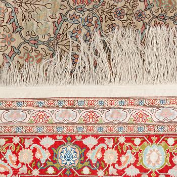Matta, Old, silke Hereke, signerad, ca 166,5 x 109 cm.
