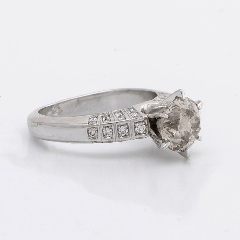RING 14K vitguld m 1 briljant ca 1,8 ct, ca L-M VS, sidostenar ca 0,25 ct totalt.