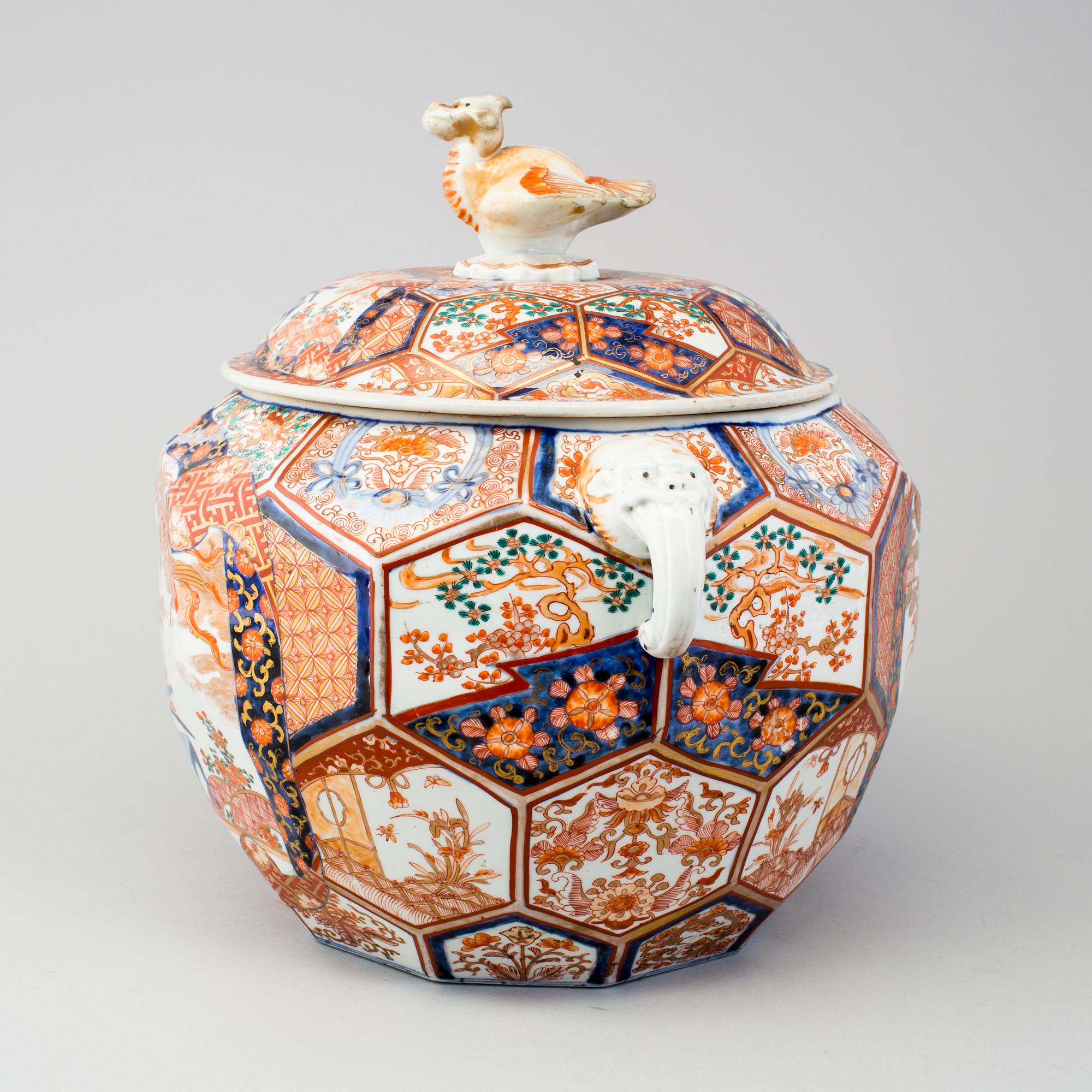 A Japanese imari jar with cover, Meiji period (1868-1912).