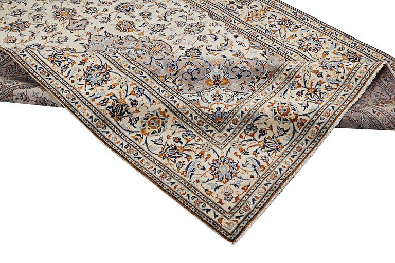 A carpet, Kashan, ca 303 x 200 cm.