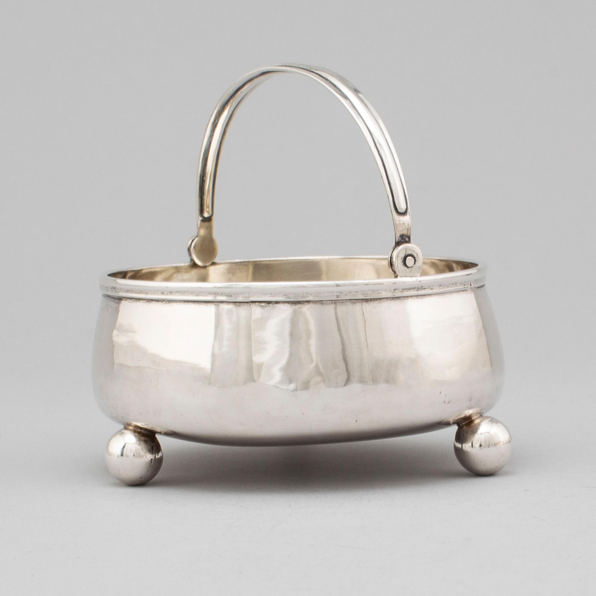 A Russian 19th century silver sugar bowl, unidentified makers mark, St. Petersburg 1871.