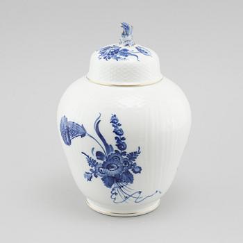A "Blå blomst" porcelain vase with lid, Royal Copenhagen, second half of the 20th cenutry.