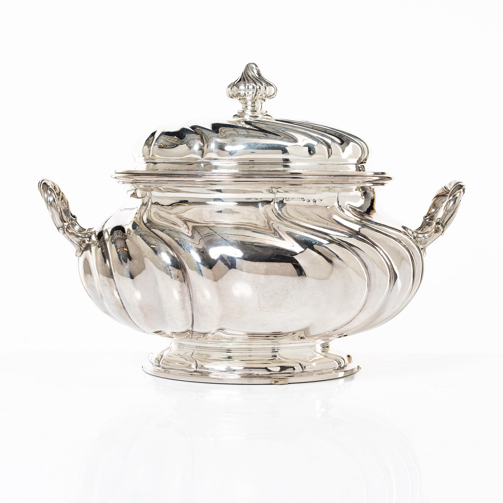 C.G. Hallberg, Terrin med lock, silver, rokokostil, Stockholm 1910.