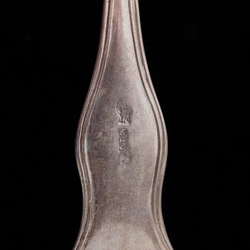 ATERIMIA, 26 osaa, hopeaa, veitsissä metalliterät, todenn. vuosisadanvaihde 1800/1900. Yht. paino 1919 g.