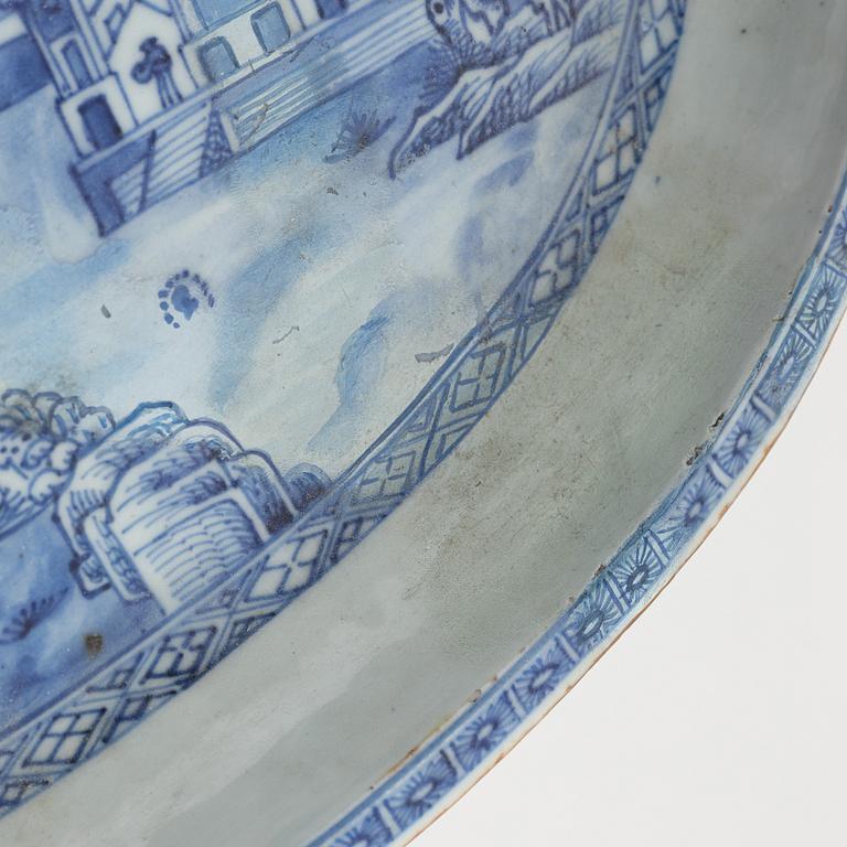 A blue and white Chinese porcelain serving dish and five plates, Qing dynasty, Qianlong, (1736-95).