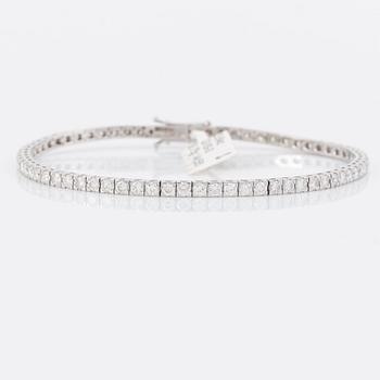 Brilliant cut diamond tennis braclet.