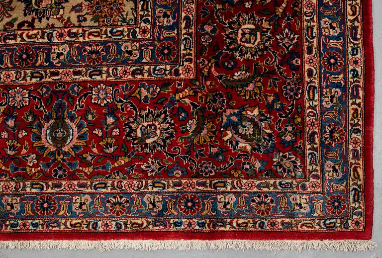 A carpet, semi-antique Kashan, ca 422 x 321 cm.