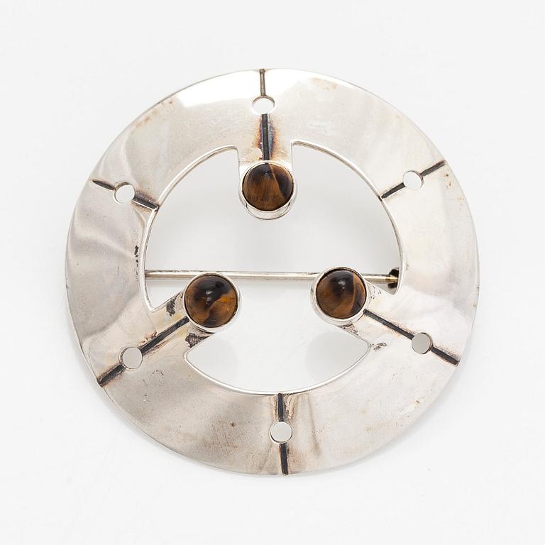 Rannekoruja, 2 kpl, sekä rintaneula, hopeaa ja värikiviä. Suomi 1958-1965.