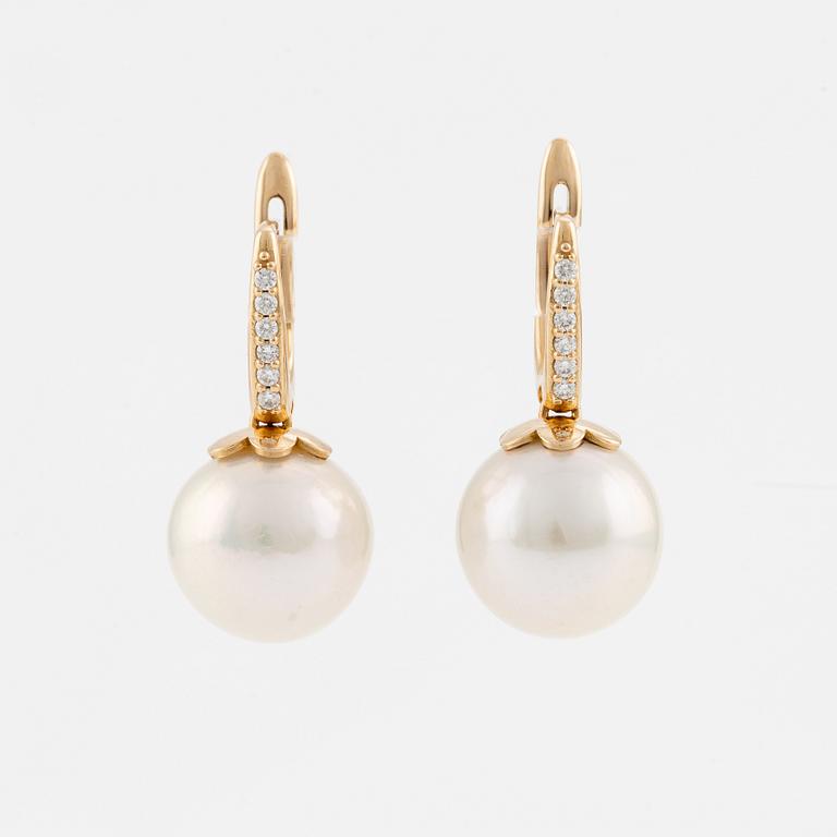 Ett par örhängen 18K guld med odlade sötvattenspärlor och runda briljantslipade diamanter.