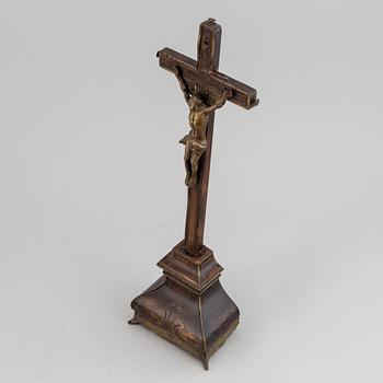 KRUCIFIX, mörkbetsat trä med inläggningar av mässing, 1700-tal.