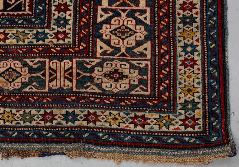 Matta, antik/semiantik Shirvan sannolikt, ca 178-180 x 125-129,5 cm (kortsidorna inklusive 2-2,5 cm "slätväv"),