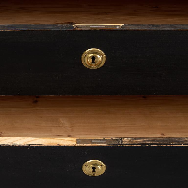 A painted chest of drawers, first half of the 20th Century.