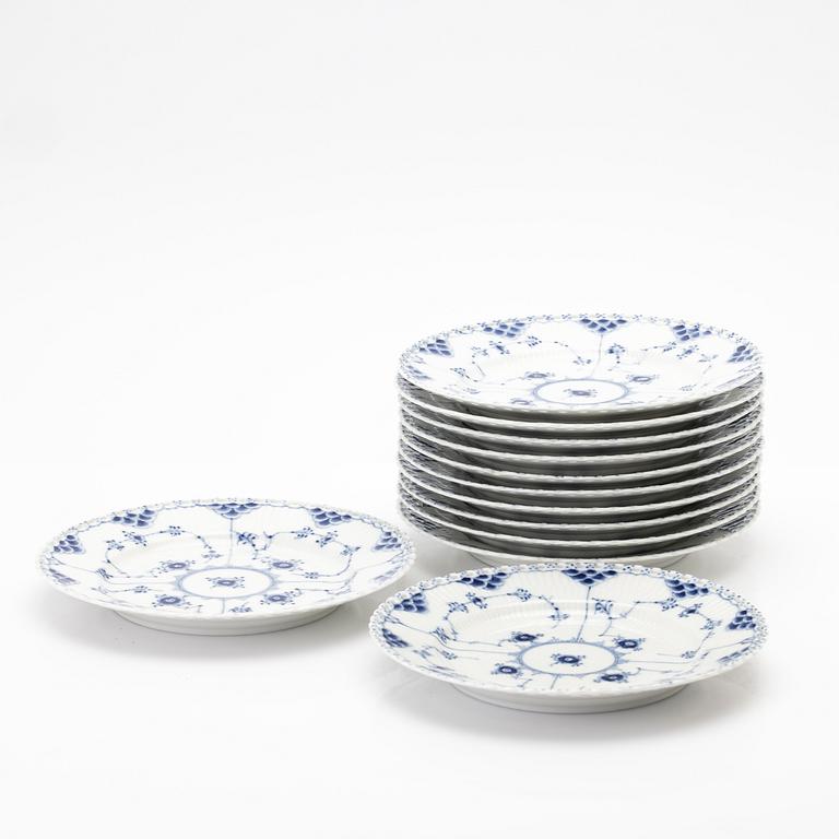 Royal Copenhagen, assietter, 12 st, porslin, "Musselmalet helblonde", Danmark.