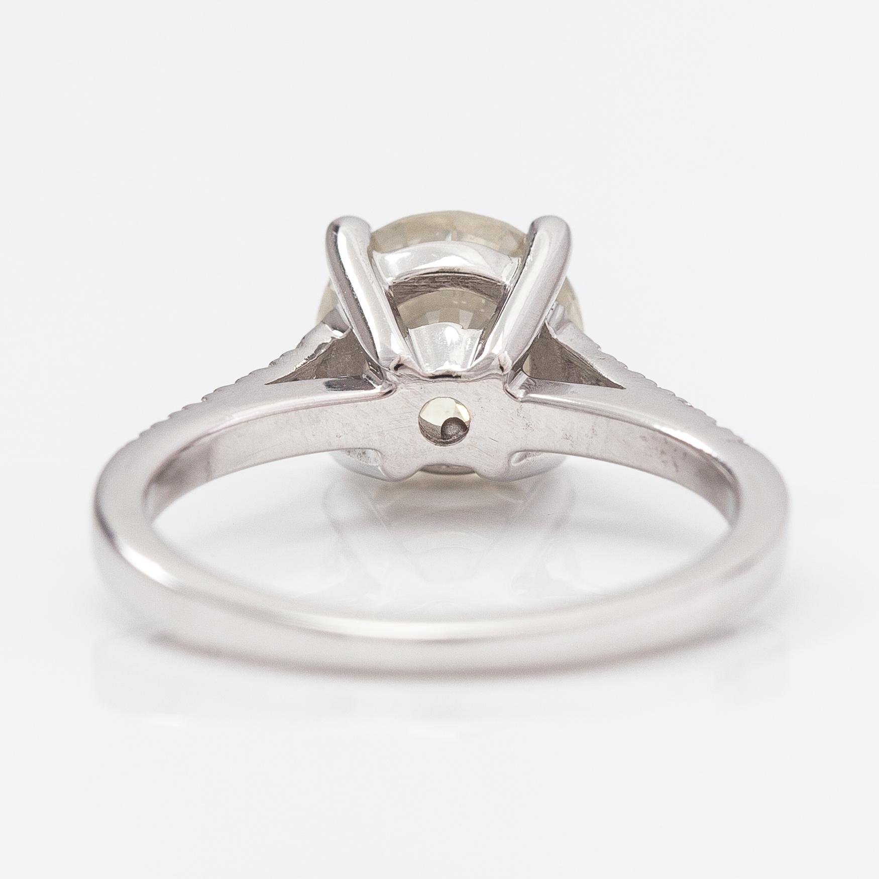 A 14K white gold ring with diamonds ca. 2.23 ct in total. AIG-certificate.