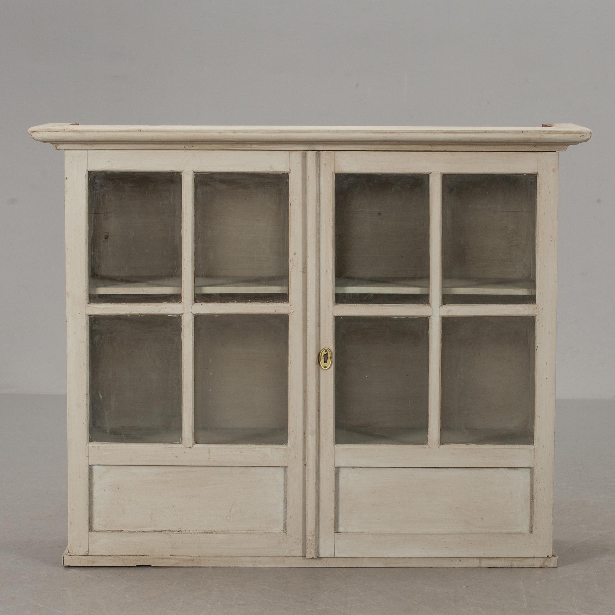 VÄGGSKÅP/SKÅPSÖVERDEL. 1800-talets slut.