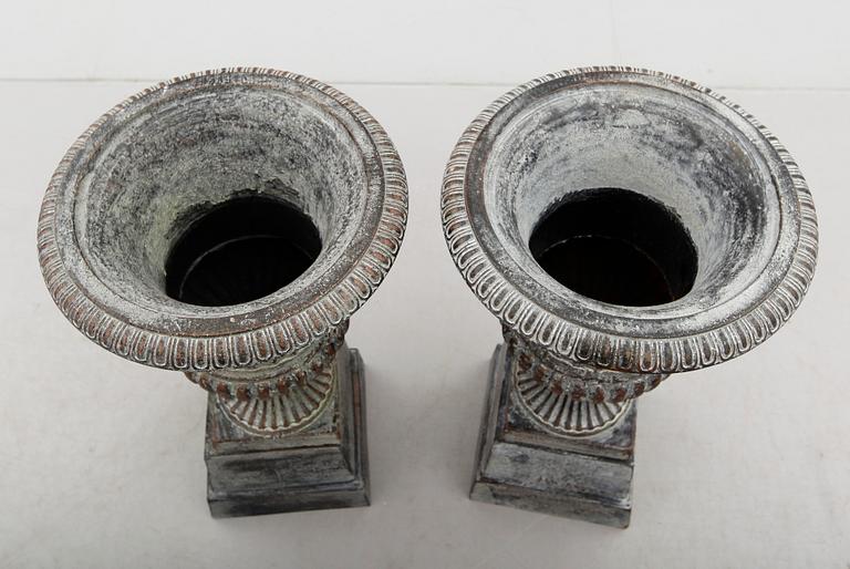 TRÄDGÅRDSURNOR PÅ SOCKEL, 1 par, 2000-tal.