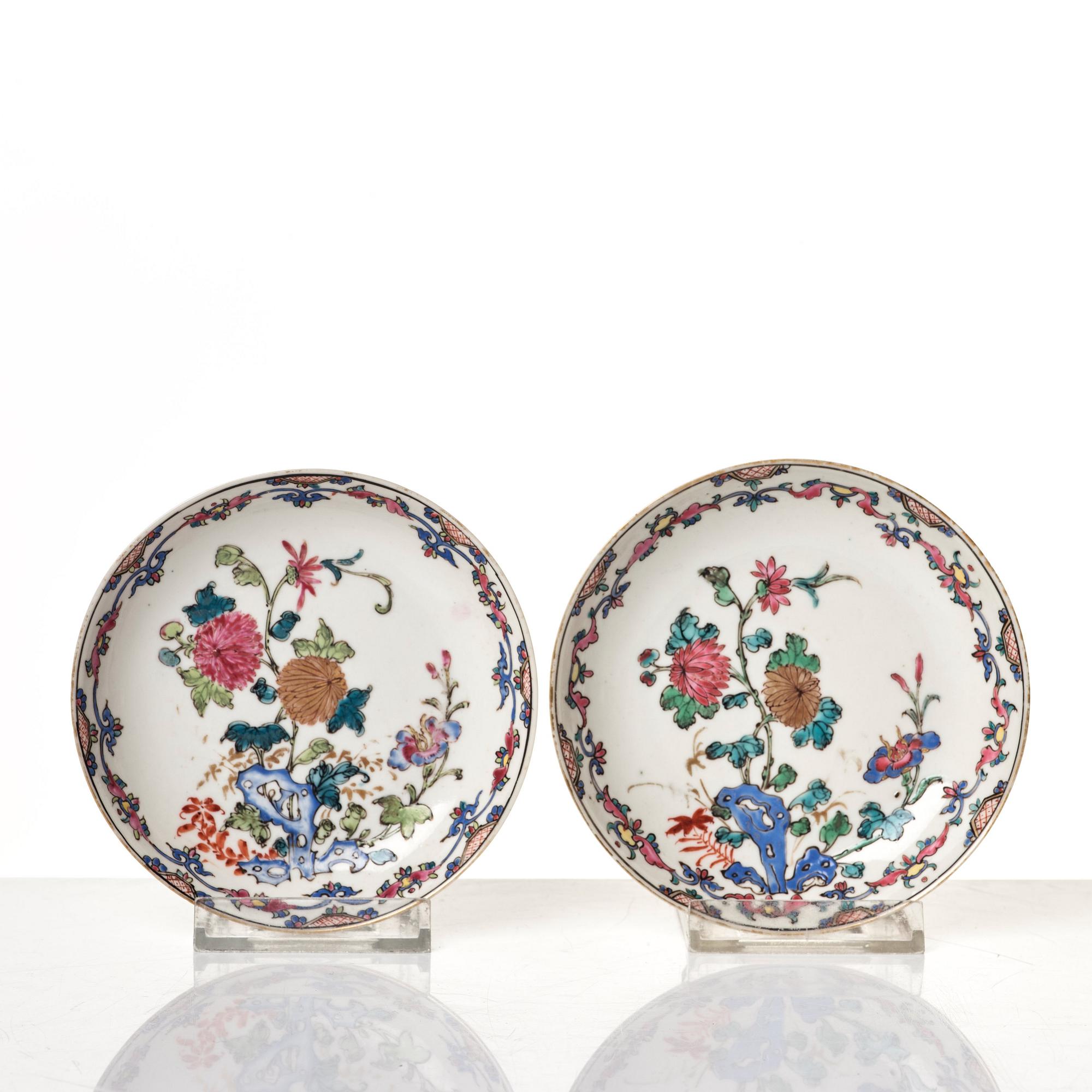 Koppar med fat, ett par, porslin. Qingdynastin, Qianlong (1736-95).