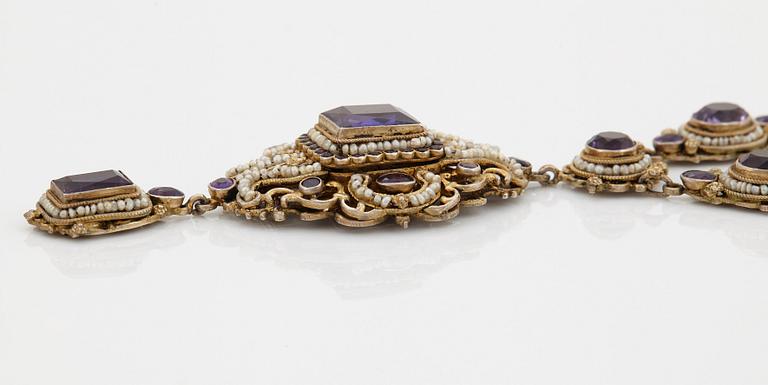 Garnityr bestående av en collier, ett par örhängen och en ring.