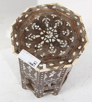 LAMPBORD, trä, orientaliskt, 1900-tal.