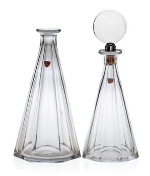 655. Two Wiwen Nilsson and Orrefors glass decanters, the one with a sterling stopper, Lund 1949.