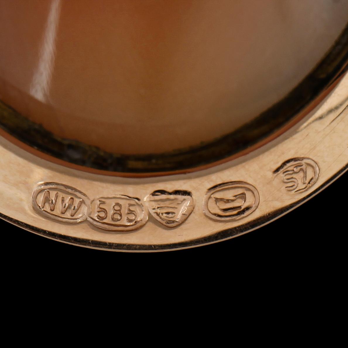 HÄNGE, 14K guld och snäckskalskamé, Finland 1971.