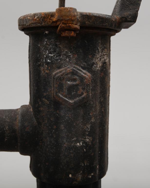 VATTENPUMP, gjutjärn, 1900-tal.