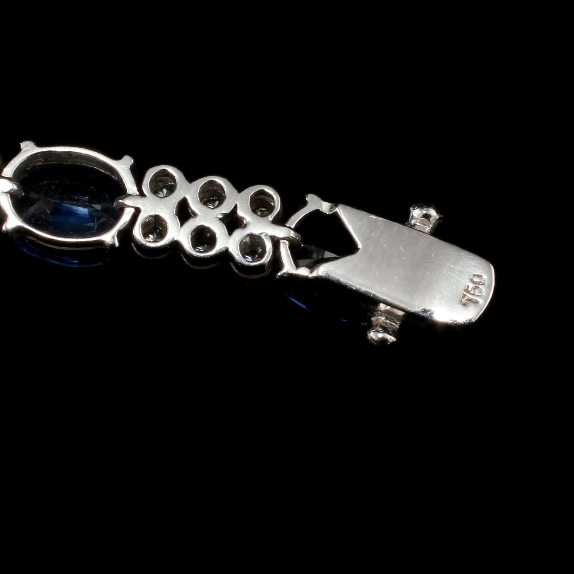 ARMLÄNK, 18k vitguld med 13 fasettslipade blå safirer samt 78 briljantslipade diamanter, totalt 2.40 ct. Vikt 18 g.