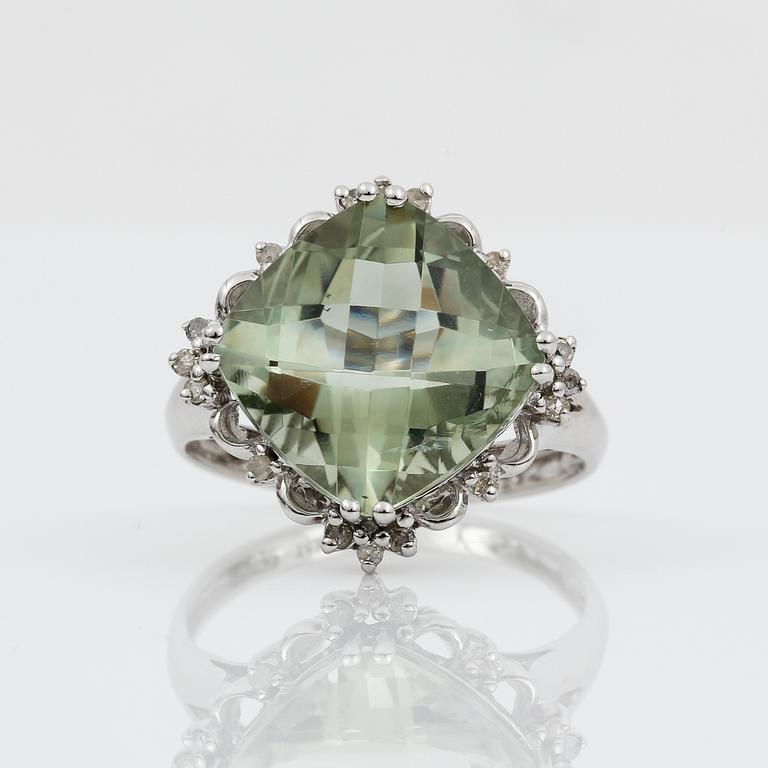 RING, 14K vitguld med checkerslipad prasiolit 12 x 12 cm och omges av åttkantslipade diamanter. Vikt 4,02 g.